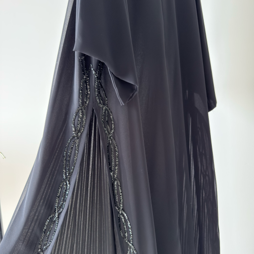 عباية شيفون وخرز بكسرات جانبية
BLACK CHIFFON & BEADS WITH SIDE PLEATS ABAYA