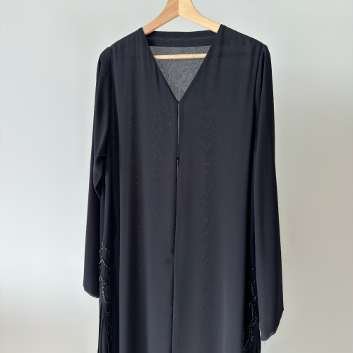 عباية شيفون وخرز بكسرات جانبية
BLACK CHIFFON & BEADS WITH SIDE PLEATS ABAYA