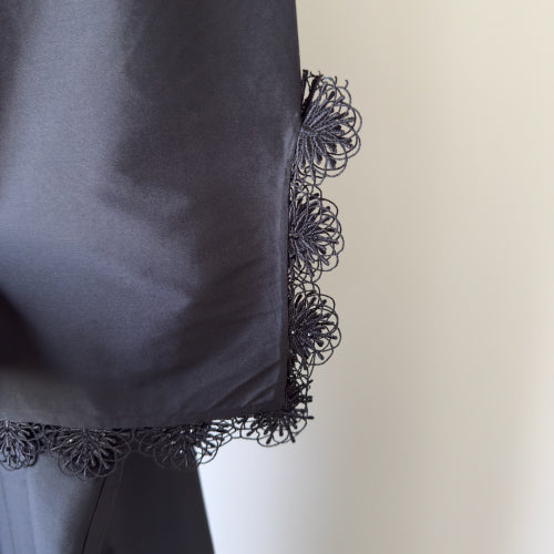 عباية حرير هندي ودانتيل بقصة مسقيمة Black Indian Silk , dantail straight cut abaya