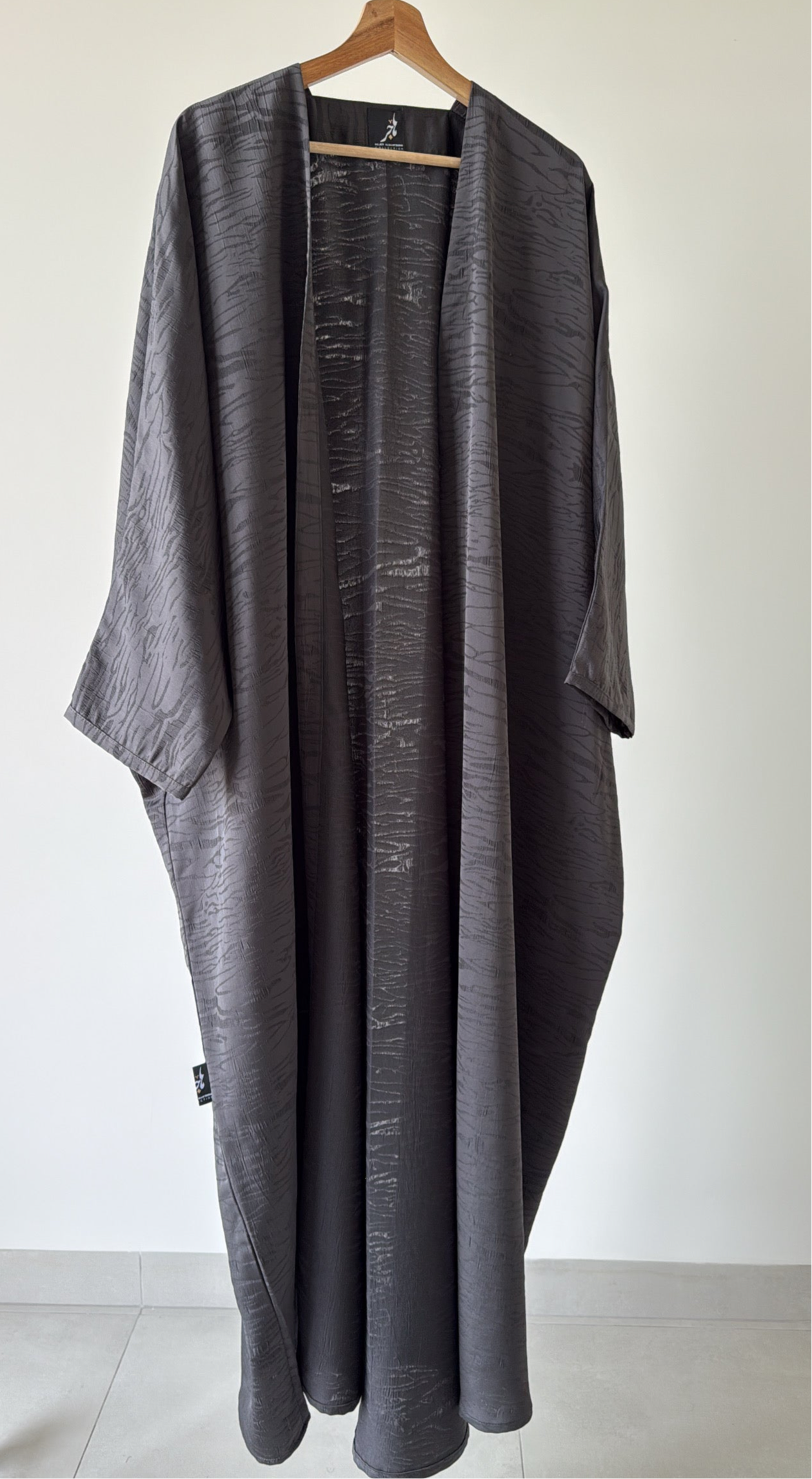 عباية يومية بنمط زيبرا ، لون رمادي بقصة البشت ، Daily grey zebra pattern bisht style cut abaya.