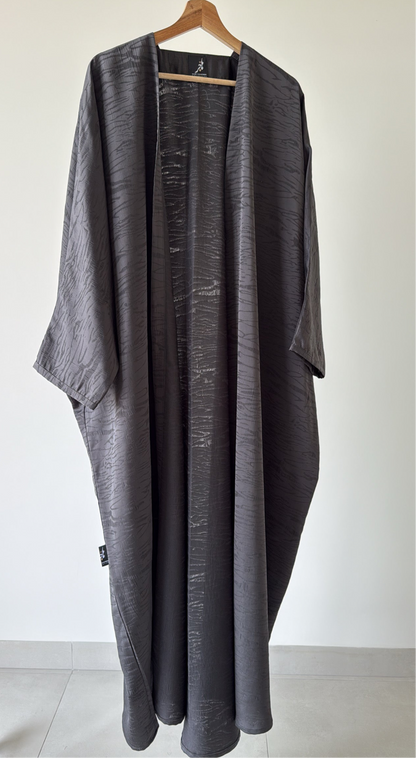 عباية يومية بنمط زيبرا ، لون رمادي بقصة البشت ، Daily grey zebra pattern bisht style cut abaya.