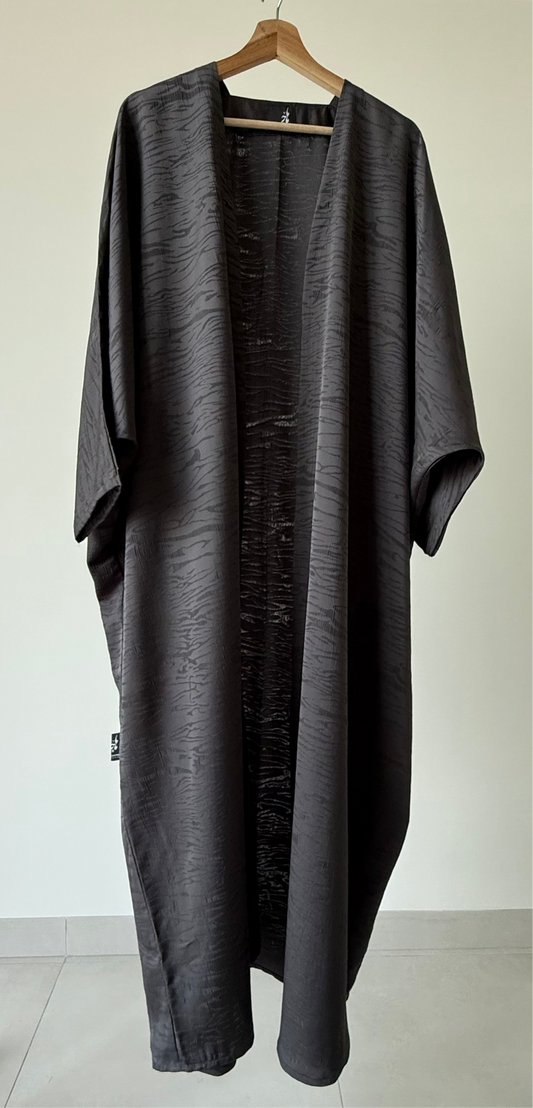 عباية يومية بنمط زيبرا ، لون رمادي بقصة البشت ، Daily grey zebra pattern bisht style cut abaya.