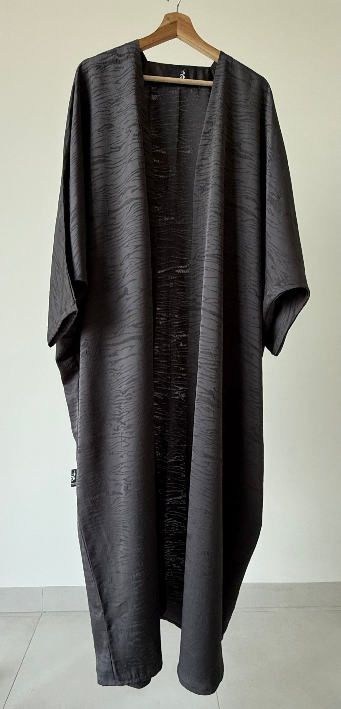 عباية يومية بنمط زيبرا ، لون رمادي بقصة البشت ، Daily grey zebra pattern bisht style cut abaya.