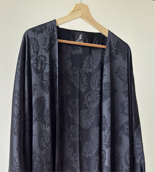 عباية يومية بنمط مورق ، لون أسود بقصة البشت ، Daily black leaves pattern bisht style cut abaya.