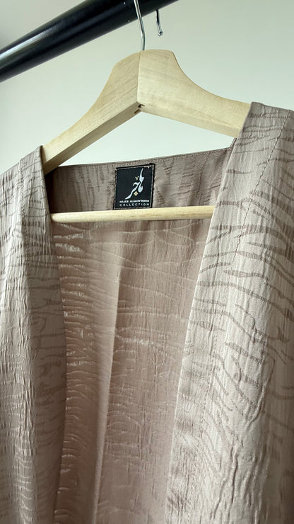 عباية يومية بنمط زيبرا ، لون بني بقصة البشت ، Daily brown zebra pattern bisht style cut abaya.