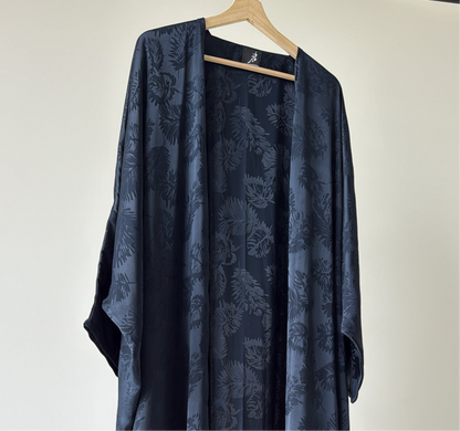 عباية يومية بنمط مورق ، لون كحلي بقصة البشت ، Daily navy leaves pattern bisht style cut abaya.