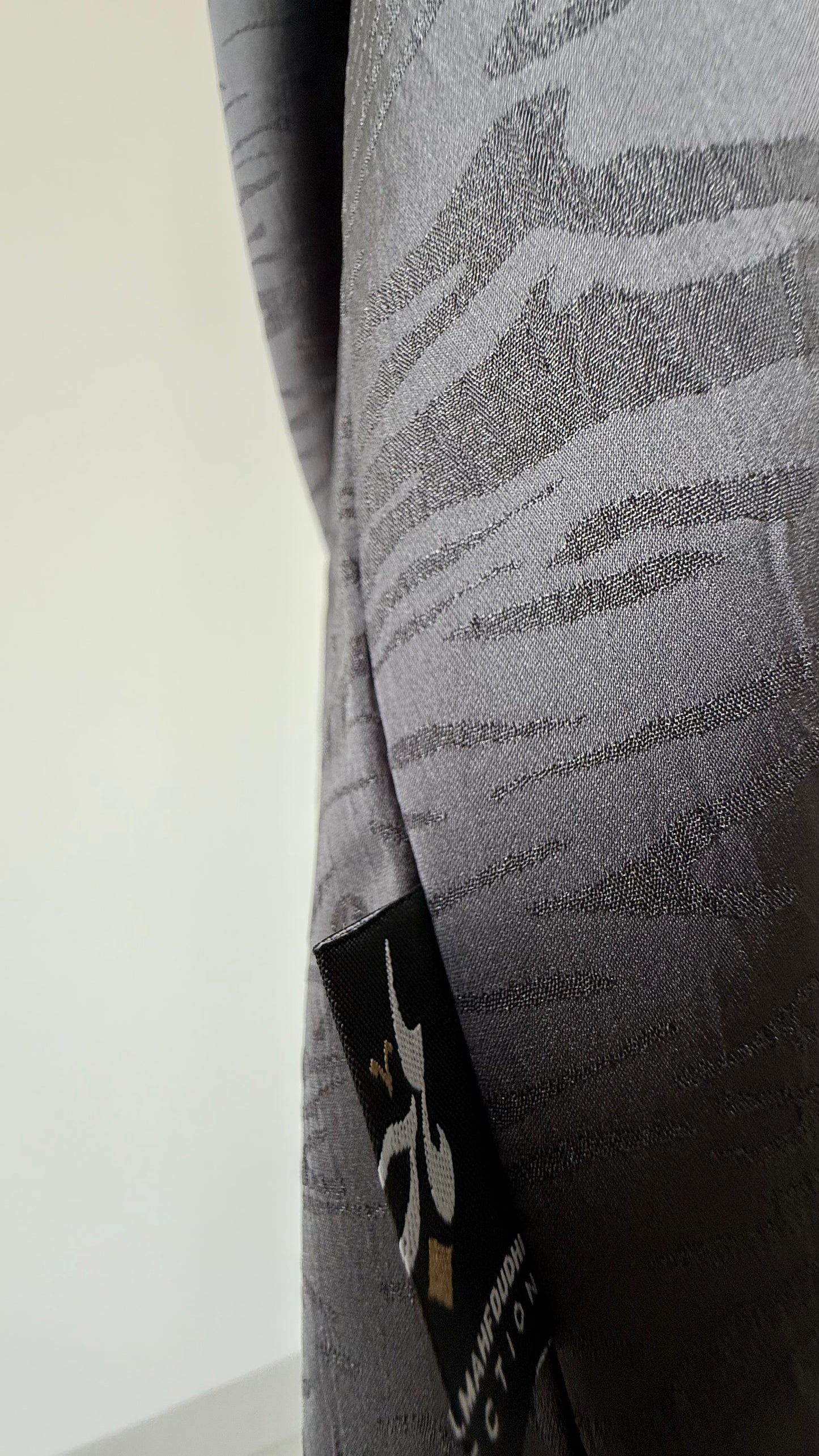 عباية يومية بنمط زيبرا ، لون رمادي بقصة البشت ، Daily grey zebra pattern bisht style cut abaya.