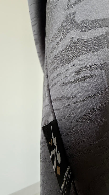 عباية يومية بنمط زيبرا ، لون رمادي بقصة البشت ، Daily grey zebra pattern bisht style cut abaya.