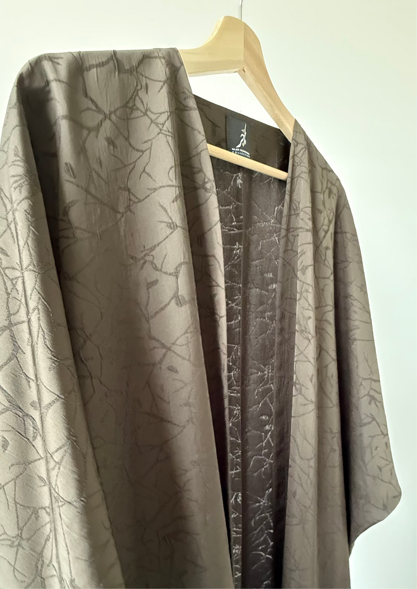 عباية يومية بنمط مورق ، لون أخضر بقصة البشت ، Daily green pattern bisht style cut abaya.