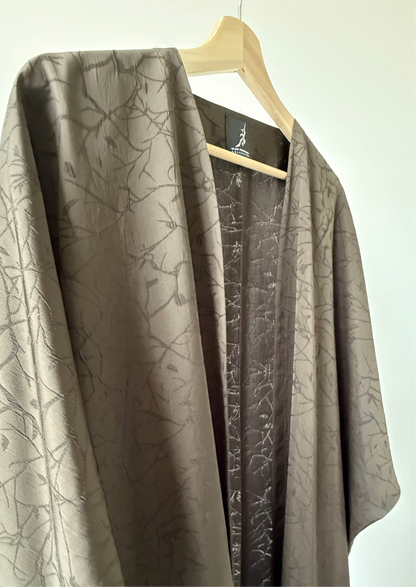 عباية يومية بنمط مورق ، لون أخضر بقصة البشت ، Daily green pattern bisht style cut abaya.