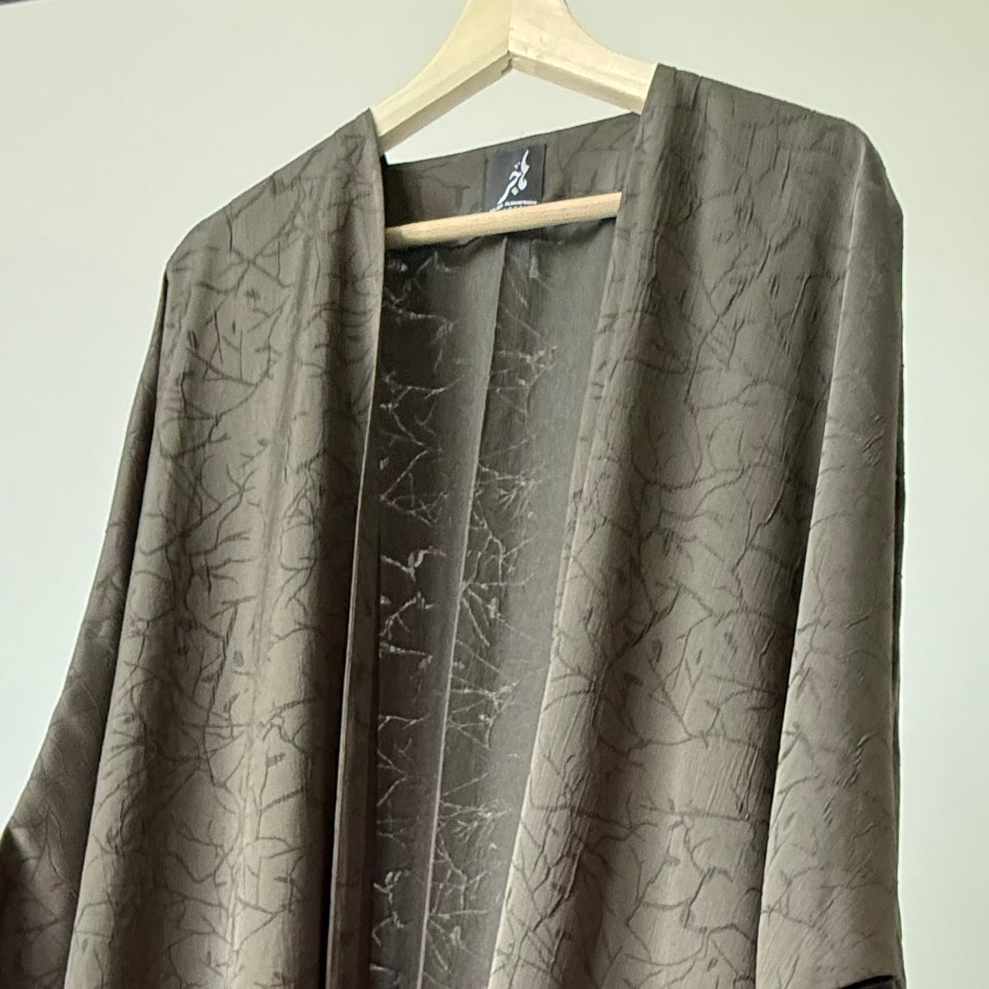 عباية يومية بنمط مورق ، لون أخضر بقصة البشت ، Daily green pattern bisht style cut abaya.