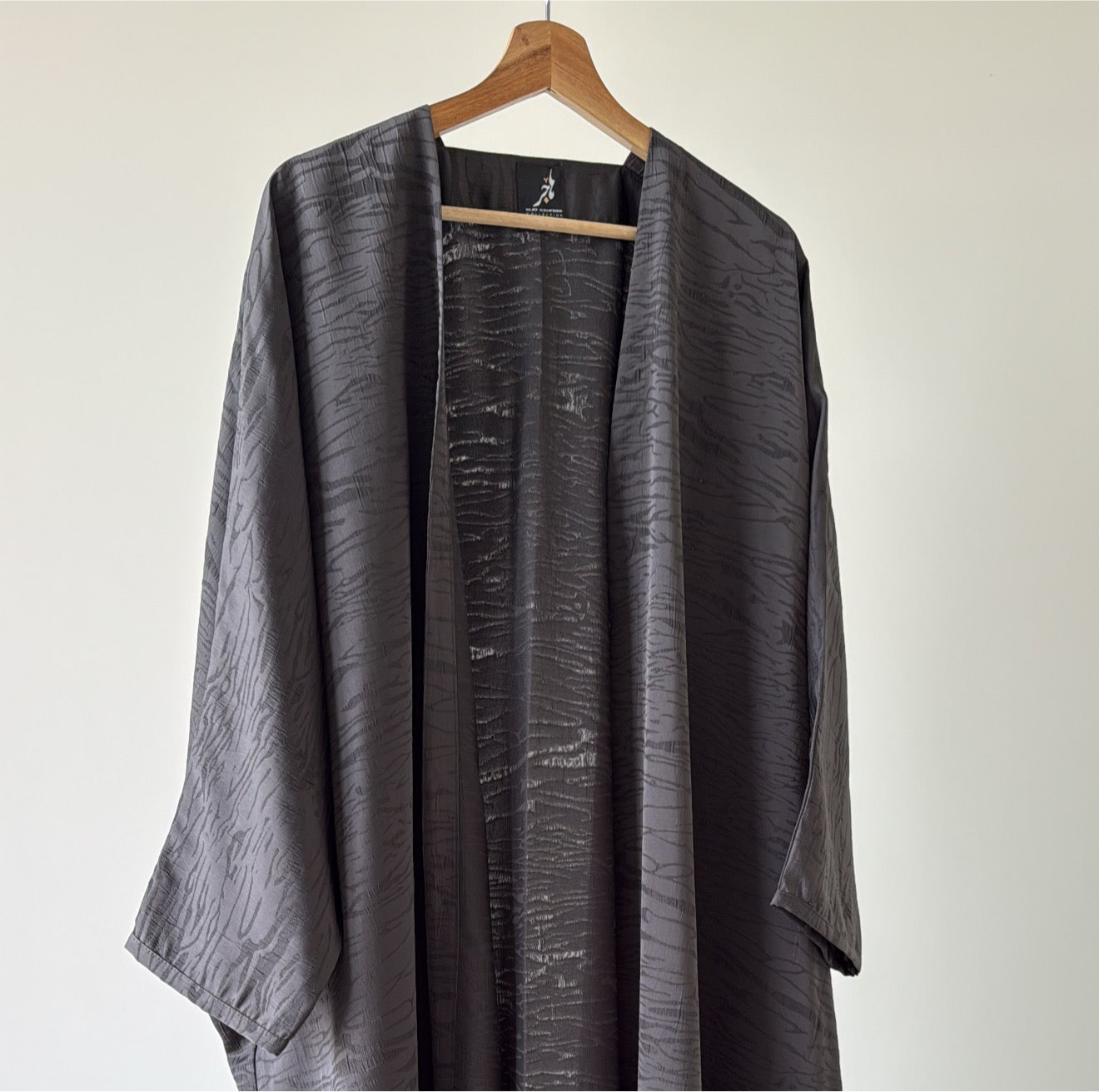عباية يومية بنمط زيبرا ، لون رمادي بقصة البشت ، Daily grey zebra pattern bisht style cut abaya.