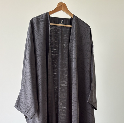 عباية يومية بنمط زيبرا ، لون رمادي بقصة البشت ، Daily grey zebra pattern bisht style cut abaya.