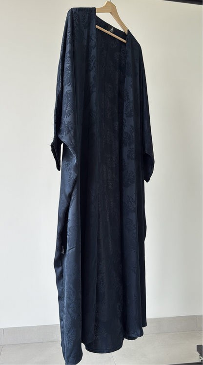 عباية يومية بنمط مورق ، لون كحلي بقصة البشت ، Daily navy leaves pattern bisht style cut abaya.
