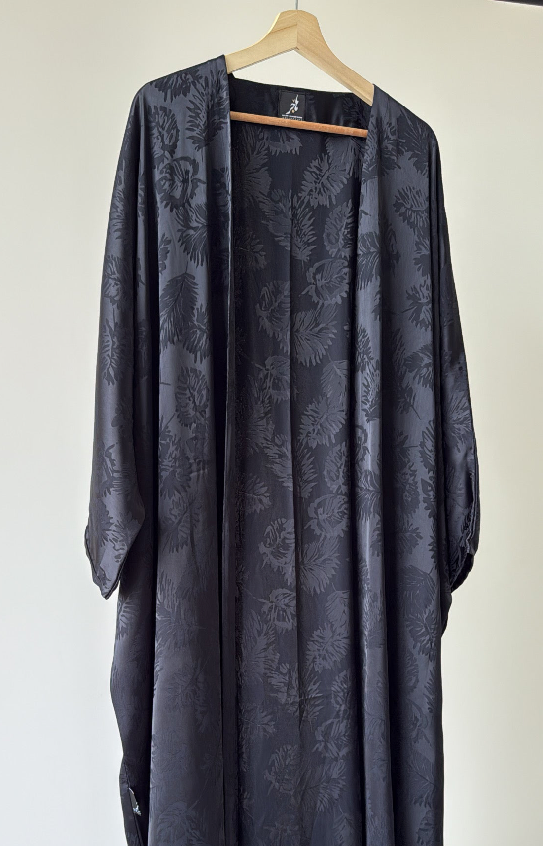 عباية يومية بنمط مورق ، لون أسود بقصة البشت ، Daily black leaves pattern bisht style cut abaya.
