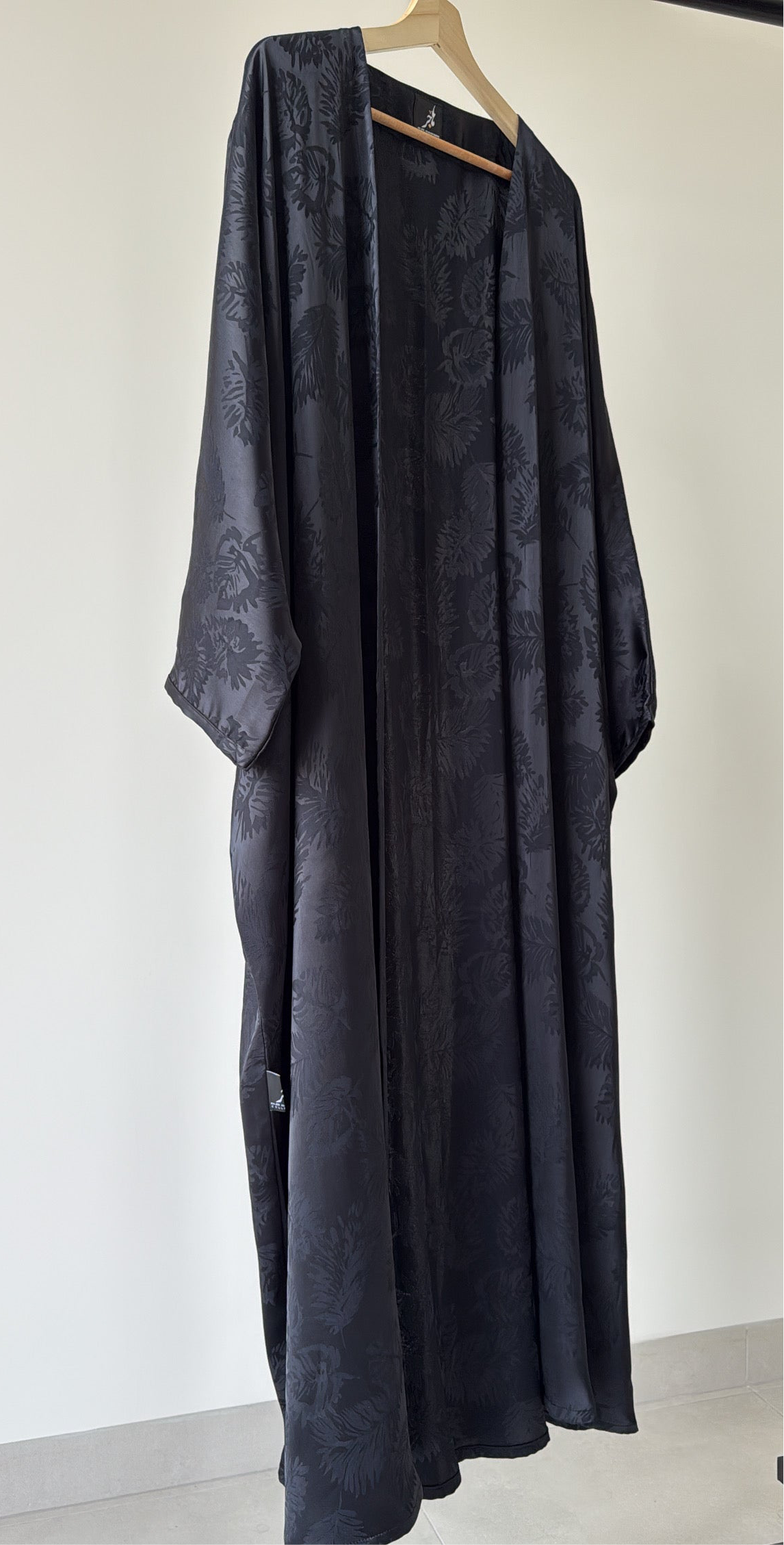 عباية يومية بنمط مورق ، لون أسود بقصة البشت ، Daily black leaves pattern bisht style cut abaya.