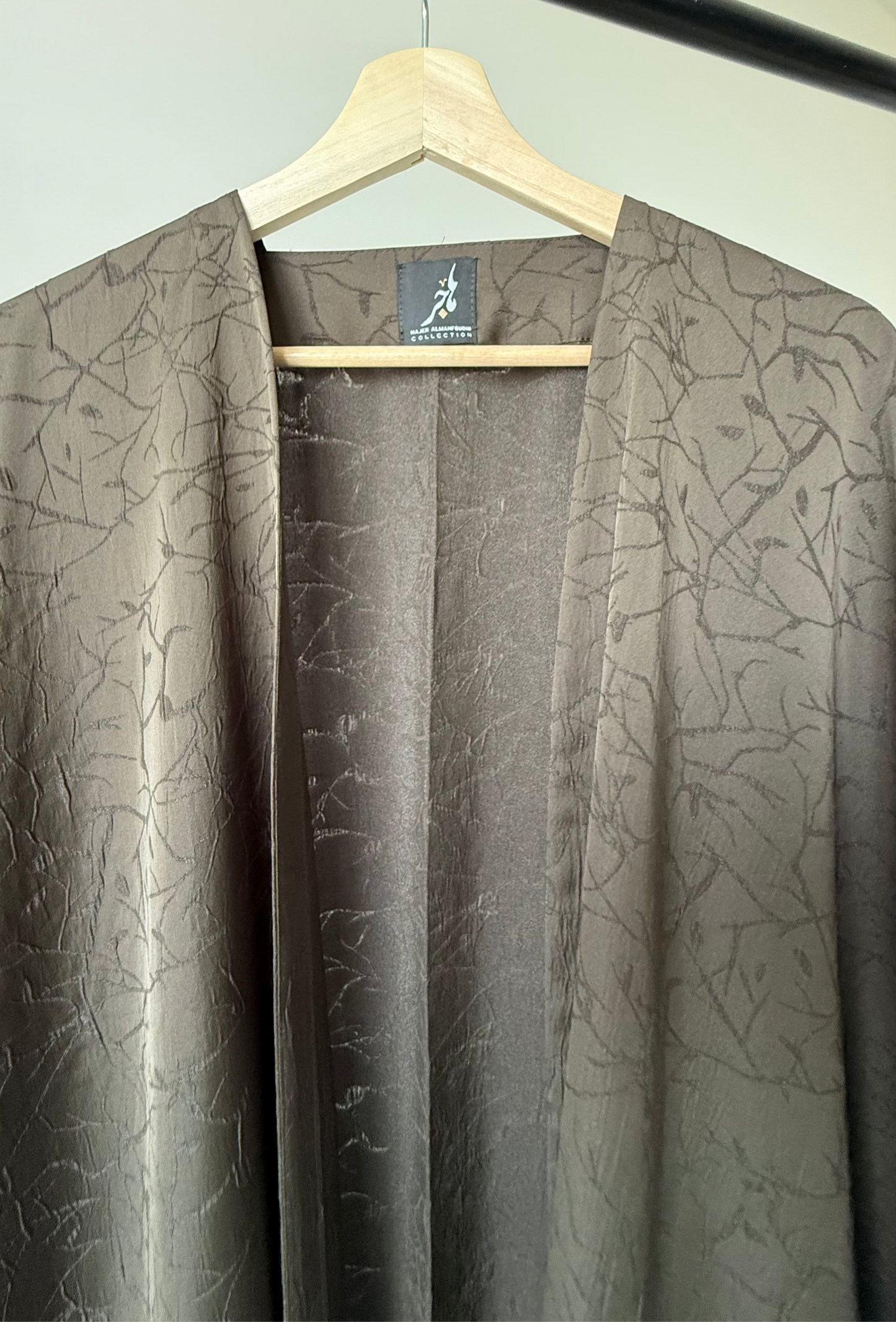 عباية يومية بنمط مورق ، لون أخضر بقصة البشت ، Daily green pattern bisht style cut abaya.