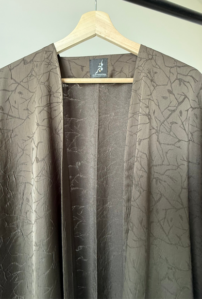 عباية يومية بنمط مورق ، لون أخضر بقصة البشت ، Daily green pattern bisht style cut abaya.