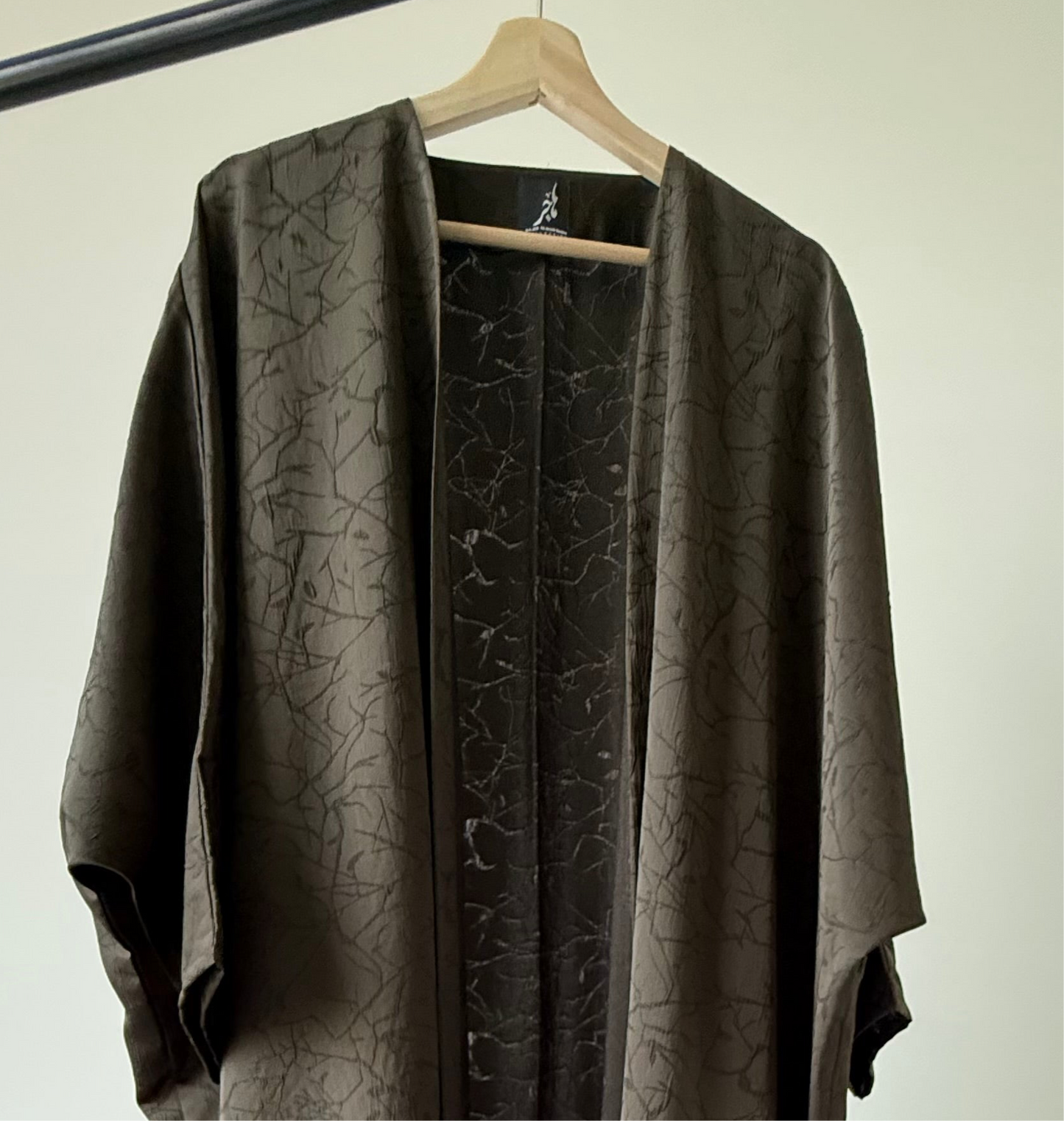 عباية يومية بنمط مورق ، لون أخضر بقصة البشت ، Daily green pattern bisht style cut abaya.