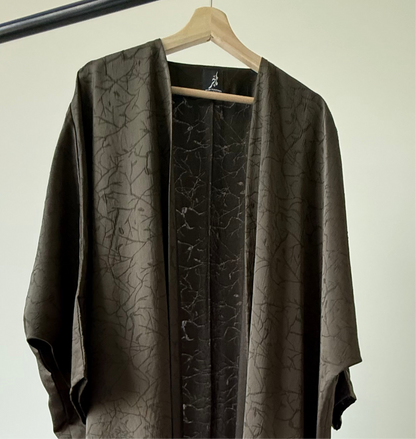عباية يومية بنمط مورق ، لون أخضر بقصة البشت ، Daily green pattern bisht style cut abaya.