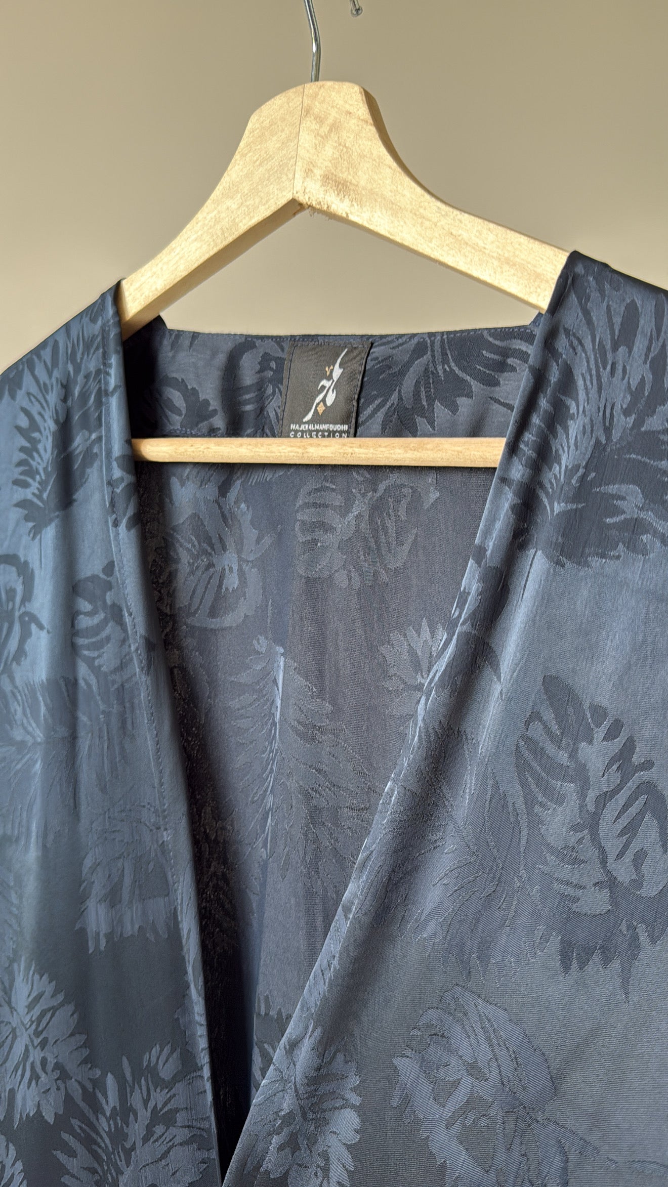 عباية يومية بنمط مورق ، لون أسود بقصة البشت ، Daily black leaves pattern bisht style cut abaya.