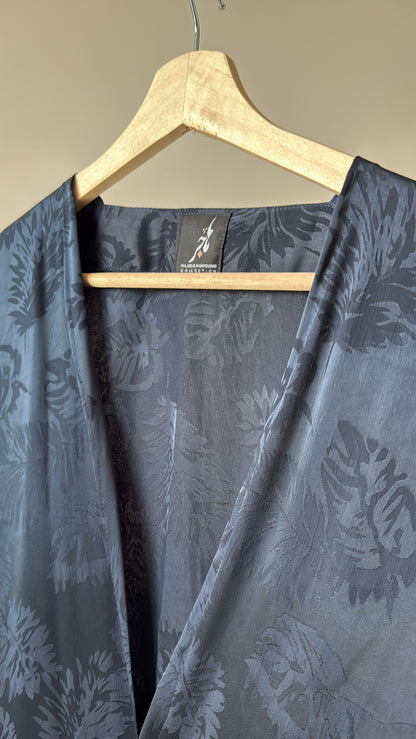 عباية يومية بنمط مورق ، لون أسود بقصة البشت ، Daily black leaves pattern bisht style cut abaya.