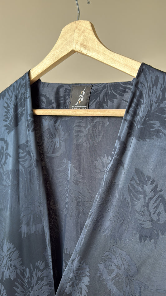 عباية يومية بنمط مورق ، لون أسود بقصة البشت ، Daily black leaves pattern bisht style cut abaya.