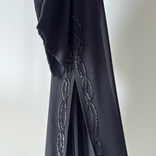 عباية شيفون وخرز بكسرات جانبية&nbsp;
BLACK CHIFFON &amp; BEADS WITH SIDE PLEATS ABAYA