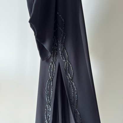 عباية شيفون وخرز بكسرات جانبية&nbsp;
BLACK CHIFFON &amp; BEADS WITH SIDE PLEATS ABAYA