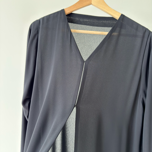 عباية شيفون وخرز بكسرات جانبية&nbsp;
BLACK CHIFFON &amp; BEADS WITH SIDE PLEATS ABAYA
