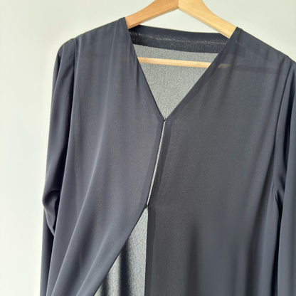 عباية شيفون وخرز بكسرات جانبية&nbsp;
BLACK CHIFFON &amp; BEADS WITH SIDE PLEATS ABAYA