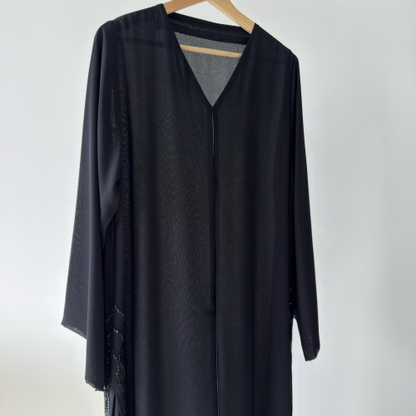 عباية شيفون وخرز بكسرات جانبية&nbsp;
BLACK CHIFFON &amp; BEADS WITH SIDE PLEATS ABAYA