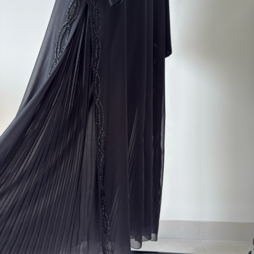 عباية شيفون وخرز بكسرات جانبية&nbsp;
BLACK CHIFFON &amp; BEADS WITH SIDE PLEATS ABAYA