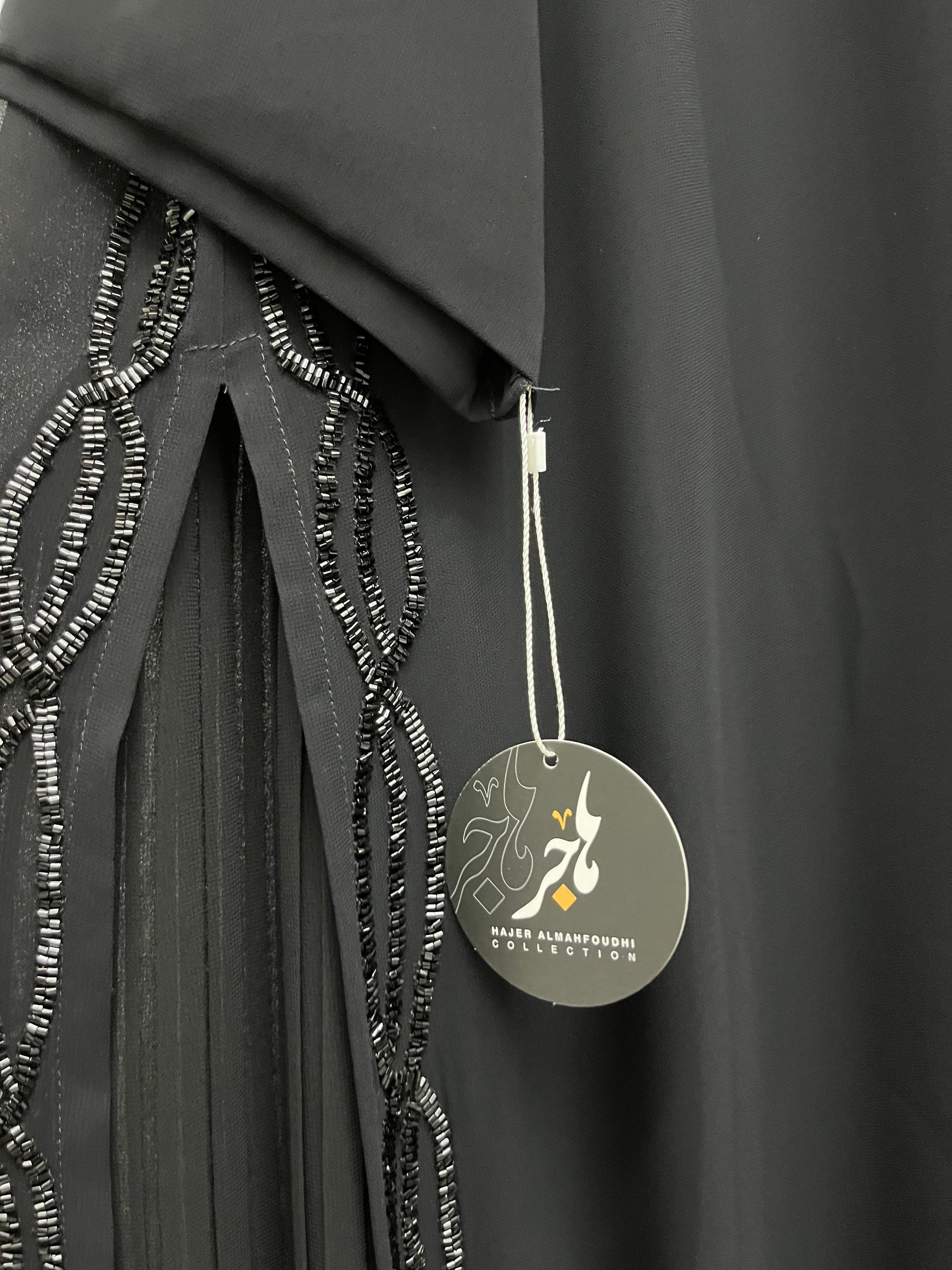 عباية شيفون وخرز بكسرات جانبية&nbsp;
BLACK CHIFFON &amp; BEADS WITH SIDE PLEATS ABAYA