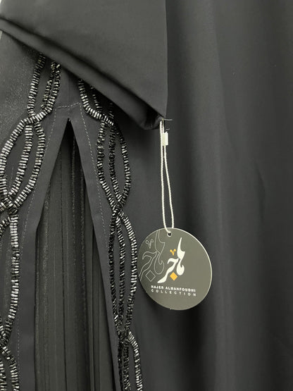 عباية شيفون وخرز بكسرات جانبية&nbsp;
BLACK CHIFFON &amp; BEADS WITH SIDE PLEATS ABAYA