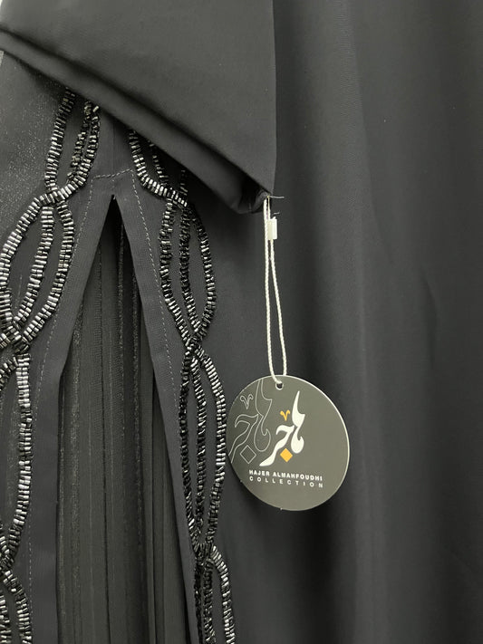 عباية شيفون وخرز بكسرات جانبية&nbsp;
BLACK CHIFFON &amp; BEADS WITH SIDE PLEATS ABAYA
