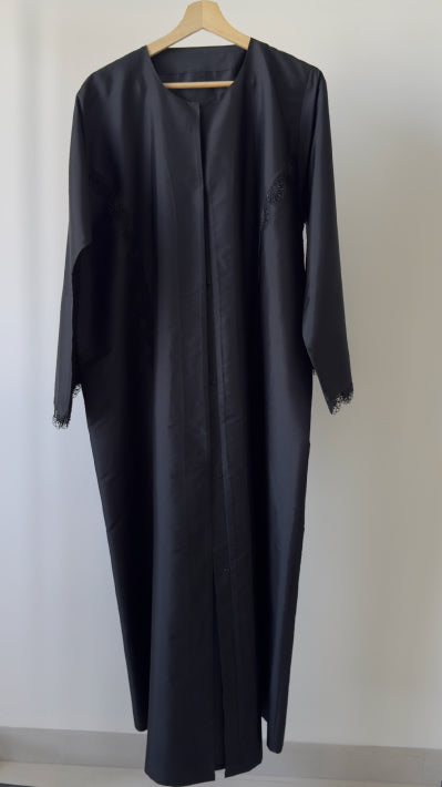 عباية حرير هندي ودانتيل بقصة مسقيمة Black Indian Silk , dantail straight cut abaya