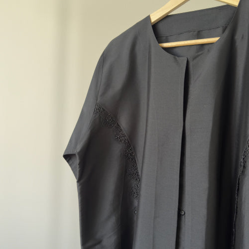 عباية حرير هندي ودانتيل بقصة مسقيمة Black Indian Silk , dantail straight cut abaya