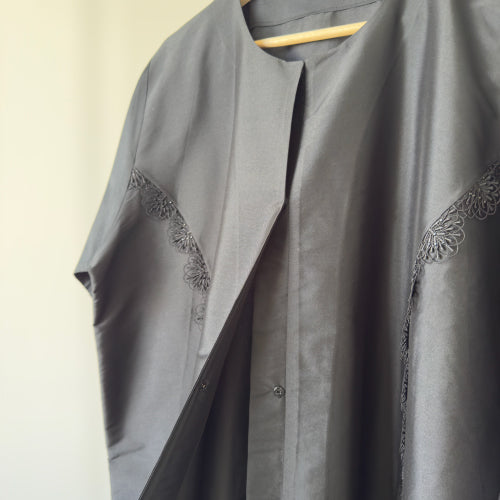 عباية حرير هندي ودانتيل بقصة مسقيمة Black Indian Silk , dantail straight cut abaya