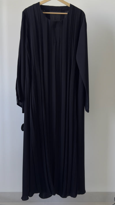 عباية عملية بكسرات ، قصة مسقيمة Black striped , straight cut abaya