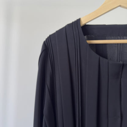 عباية عملية بكسرات ، قصة مسقيمة Black striped , straight cut abaya