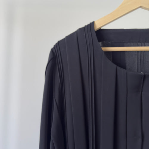 عباية عملية بكسرات ، قصة مسقيمة Black striped , straight cut abaya