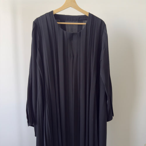 عباية عملية بكسرات ، قصة مسقيمة Black striped , straight cut abaya