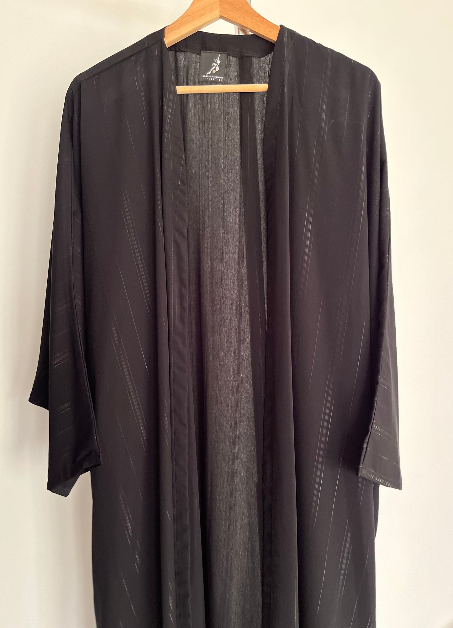 عباية يومية كريب ياباني بنمط مخطط ، لون أسود قصة البشت ، Daily black strips pattern bisht style cut abaya. 2.jpg
