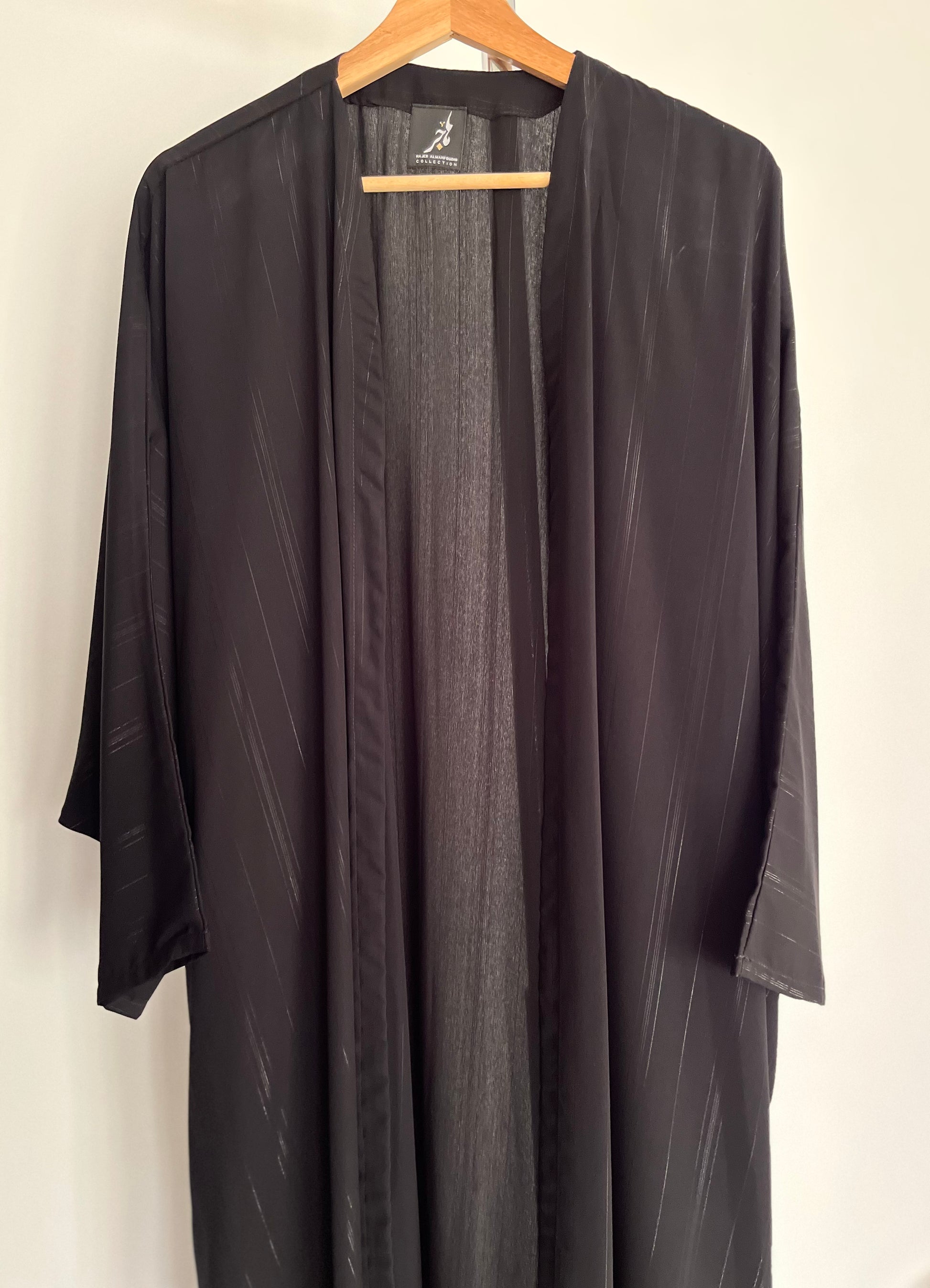 عباية يومية كريب ياباني بنمط مخطط ، لون أسود قصة البشت ، Daily black strips pattern bisht style cut abaya. 2.jpg