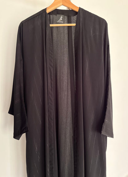 عباية يومية كريب ياباني بنمط مخطط ، لون أسود قصة البشت ، Daily black strips pattern bisht style cut abaya. 2.jpg