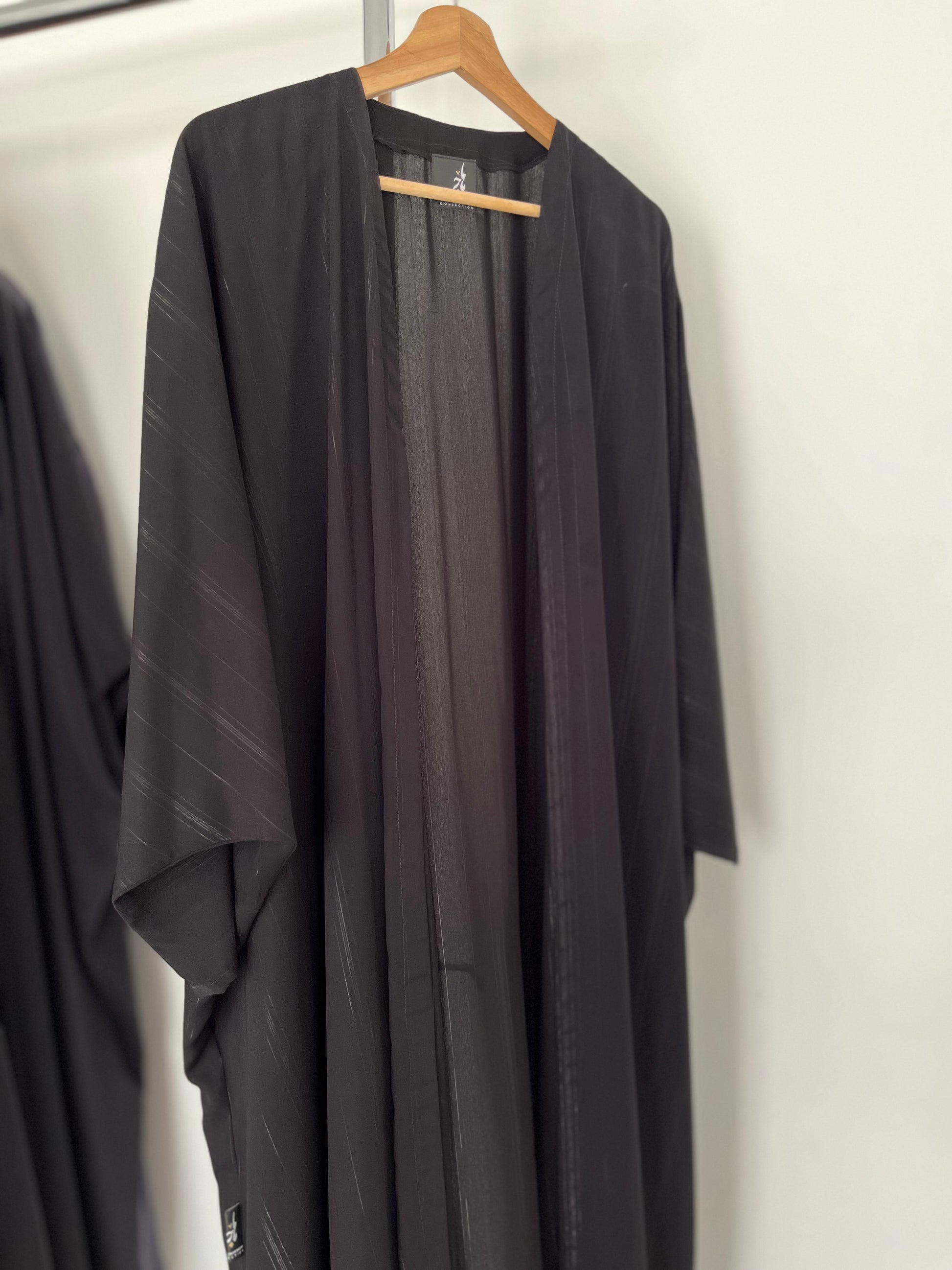 عباية يومية كريب ياباني بنمط مخطط ، لون أسود قصة البشت ، Daily black strips pattern bisht style cut abaya. 2.jpg