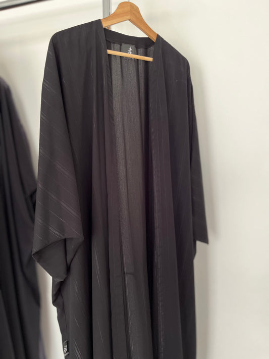 عباية يومية كريب ياباني بنمط مخطط ، لون أسود قصة البشت ، Daily black strips pattern bisht style cut abaya. 2.jpg