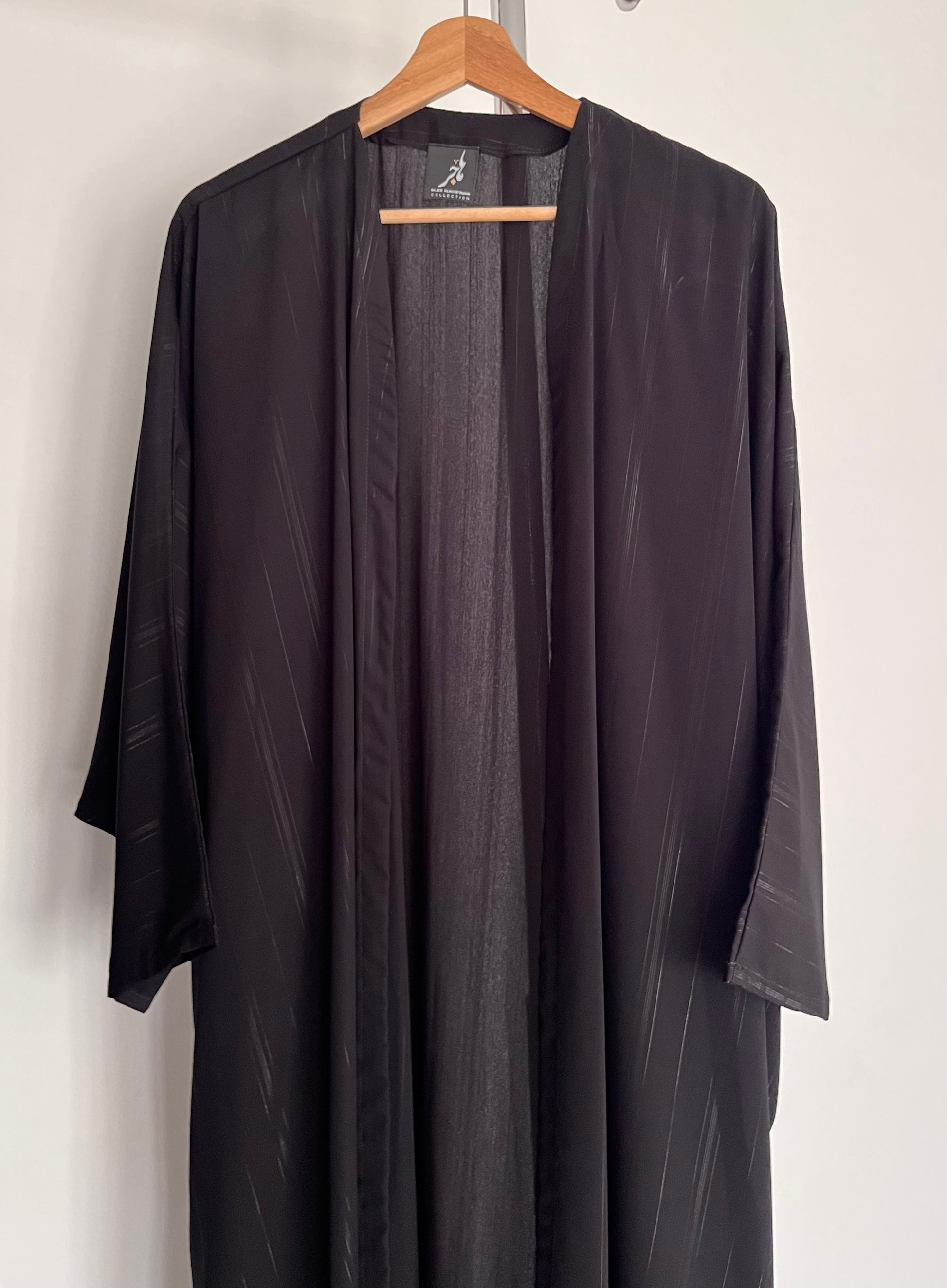 عباية يومية كريب ياباني بنمط مخطط ، لون أسود قصة البشت ، Daily black strips pattern bisht style cut abaya. ٣.jpg