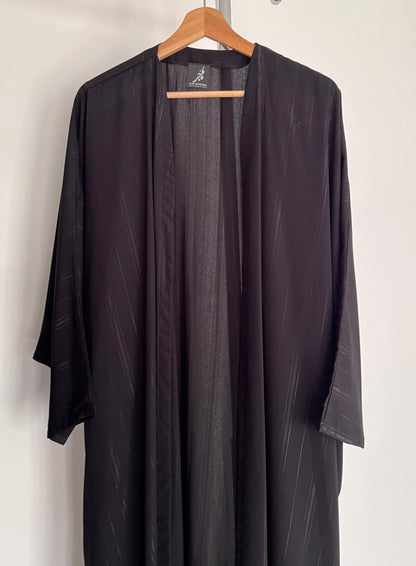 عباية يومية كريب ياباني بنمط مخطط ، لون أسود قصة البشت ، Daily black strips pattern bisht style cut abaya. ٣.jpg